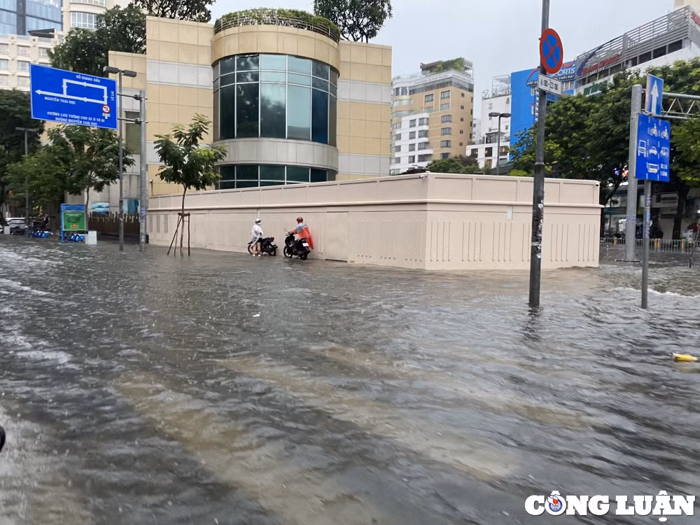 mua lon nhieu gio duong sa trung tam tp hcm ngap nang nuoc chay xiet hinh 13