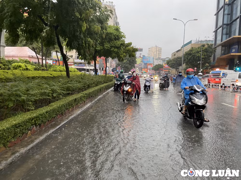 mua lon nhieu gio duong sa trung tam tp hcm ngap nang nuoc chay xiet hinh 7