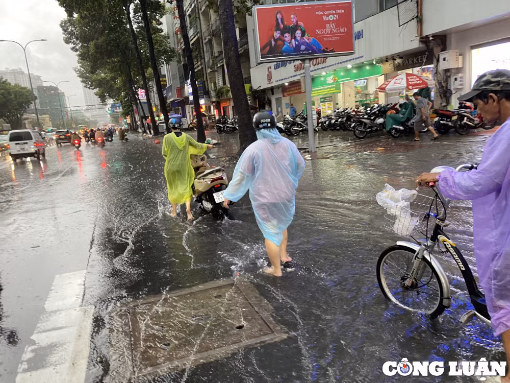 mua lon nhieu gio duong sa trung tam tp hcm ngap nang nuoc chay xiet hinh 16
