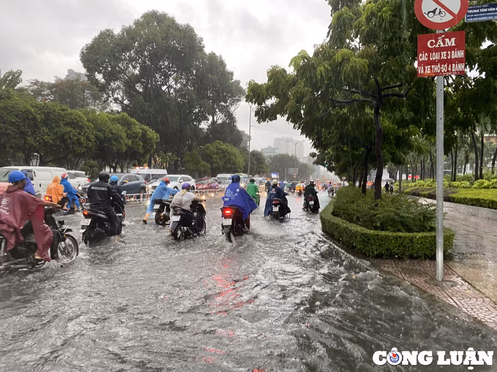 mua lon nhieu gio duong sa trung tam tp hcm ngap nang nuoc chay xiet hinh 1