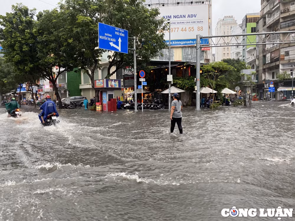mua lon nhieu gio duong sa trung tam tp hcm ngap nang nuoc chay xiet hinh 12