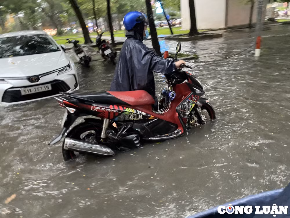 mua lon nhieu gio duong sa trung tam tp hcm ngap nang nuoc chay xiet hinh 8