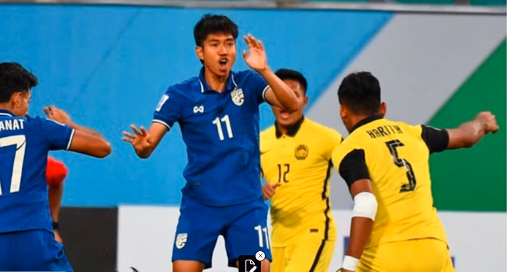 co dong vien u23 malaysia tuc gian doi sa thai hlv maloney hinh 1
