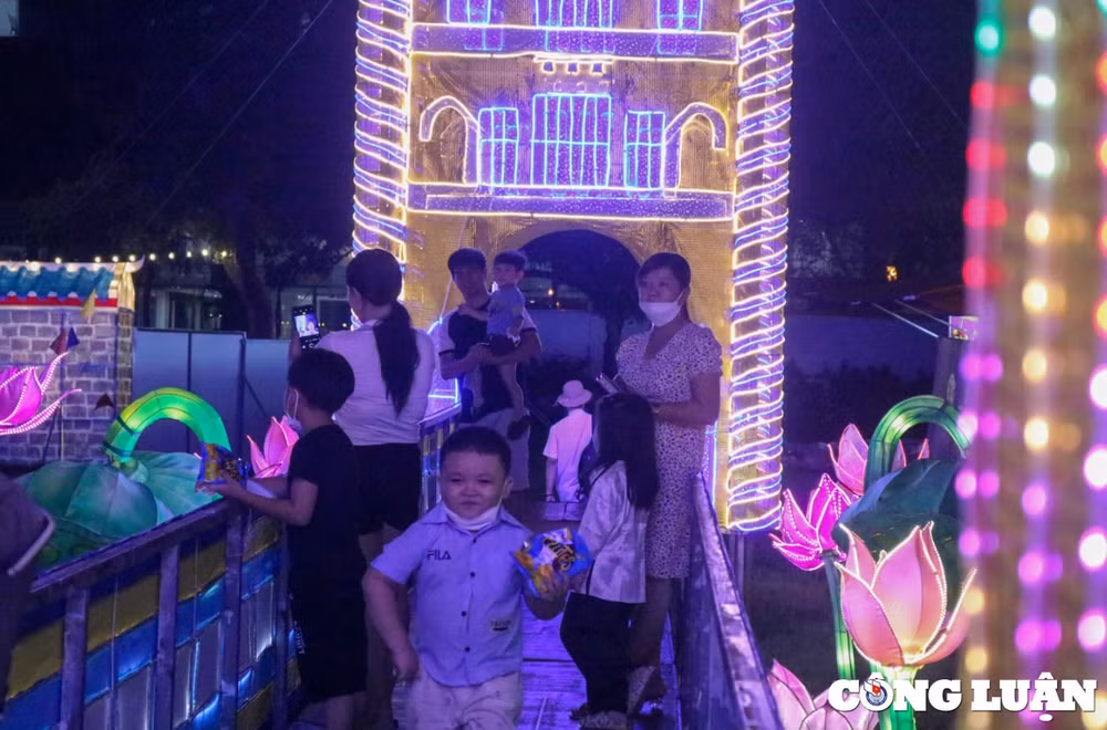 nguoi dan tp hcm thich thu check in truoc le hoi long den viet han hinh 13