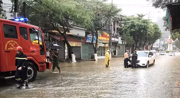 son la mua lon khien nhieu phuong tien loi trong bien nuoc hinh 3
