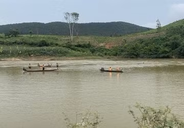 hai vo chong cheo thuyen di cat co bi lat nguoi vo tu vong hinh 1