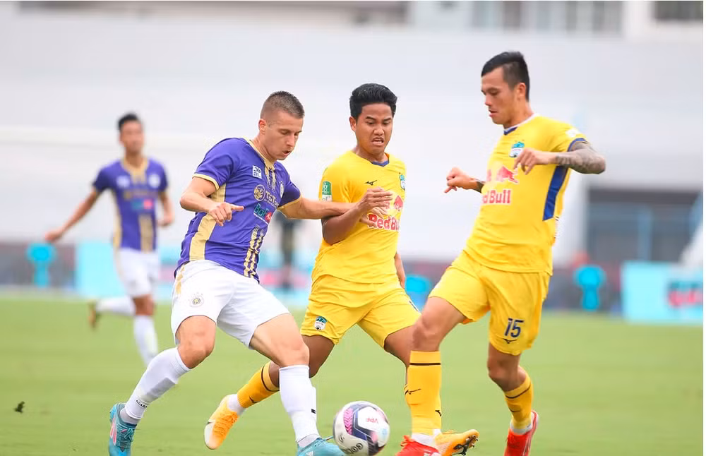 van toan ghi ban hoang anh gia lai van thua 2 4 ha noi fc hinh 1