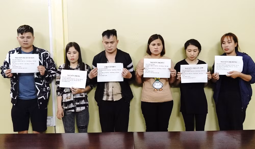lao cai bat giu nhom trom dien thoai xin cua khach di den bao ha hinh 1