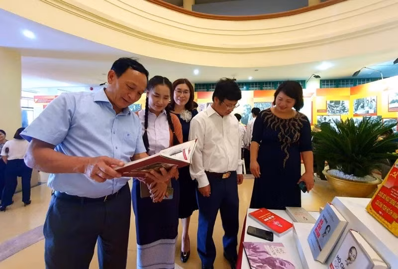 quang binh trung bay gan 1000 buc anh tu lieu ve bac ho hinh 2