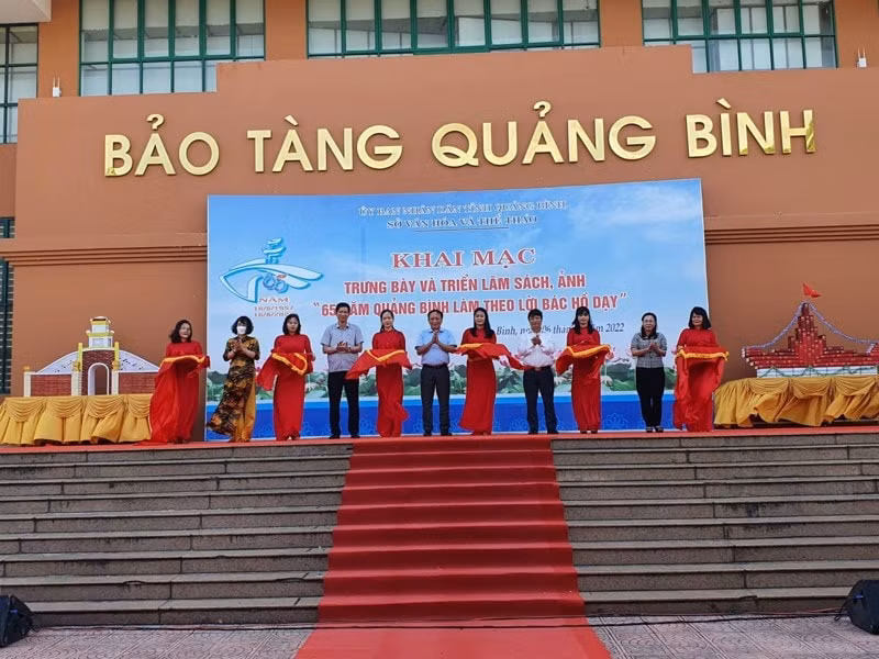 quang binh trung bay gan 1000 buc anh tu lieu ve bac ho hinh 3