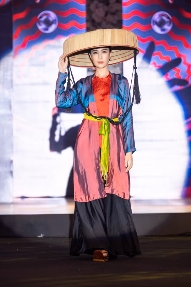 man nhan voi man trinh dien thoi trang o le cong bo vietnam international fashion tour hinh 2