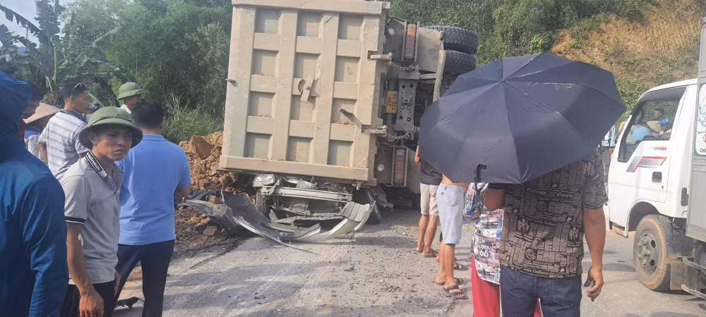 danh tinh lai xe tai gay tai nan lam 3 nguoi tu vong tai hoa binh hinh 1