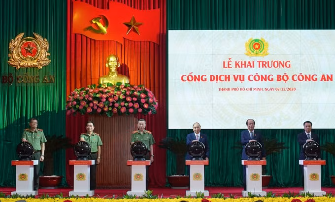 Thủ tướng Chính phủ Nguyễn Xuân Phúc nhấn nút khai trương Cổng dịch vụ công Bộ Công an.