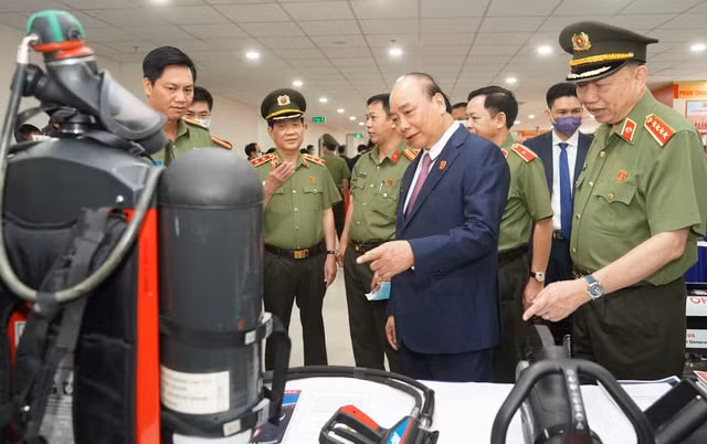 Thủ tướng Nguyễn Xuân Phúc tham quan các gian trưng bày tại Hội nghị.
