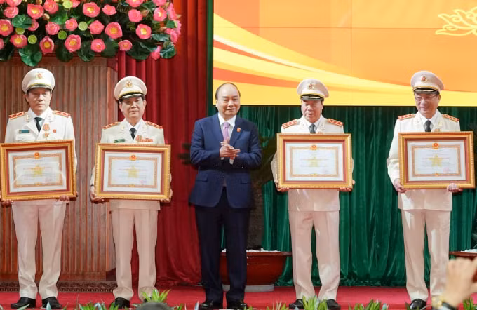 Thủ tướng Chính phủ Nguyễn Xuân Phúc trao Huân chương Quân công hạng Nhất tặng Thứ trưởng Bộ Công an: Thượng tướng Nguyễn Văn Thành, Trung tướng Nguyễn Văn Sơn; trao Huân chương Quân công hạng Nhì tặng Thứ trưởng Bộ Công an: Thượng tướng Bùi Văn Nam, Trung tướng Lương Tam Quang.