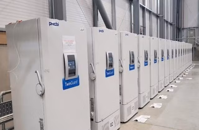 Các tủ đông chứa vắc-xin tại bệnh viện Croydon, Anh. Ảnh: Reuters
