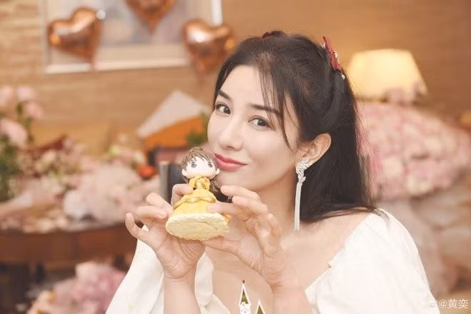 "Tiểu Yến Tử” Huỳnh Dịch rục rịch xuất hiện tại một số sự kiện, cô đang phải chật vật tìm lại ánh hào quang năm nào.