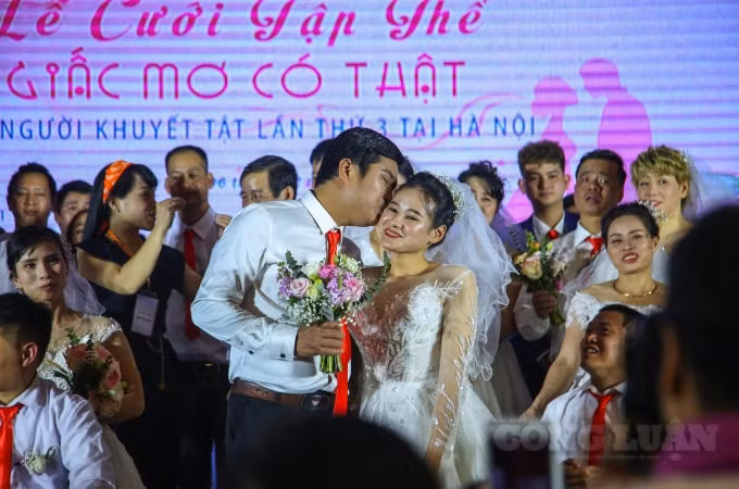 Những nụ hôn tình yêu, hạnh phúc được các cặp đôi trao cho nhau.
