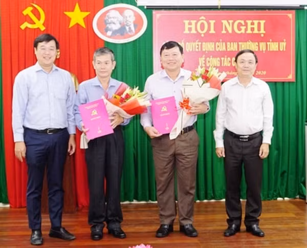 Ông Lê Quốc Phong, Bí thư Tỉnh uỷ Đồng Tháp chúc mừng các Ủy viên Ban Thường vụ Tỉnh ủy nhận nhiệm vụ mới