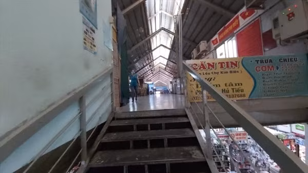 Khu vực văn phòng làm việc của chợ, nơi xảy ra án mạng. Ảnh: LĐ