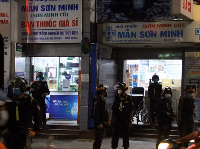 Lực lượng chức năng đang tiến hành khám xét nhà thuốc Sơn Minh.