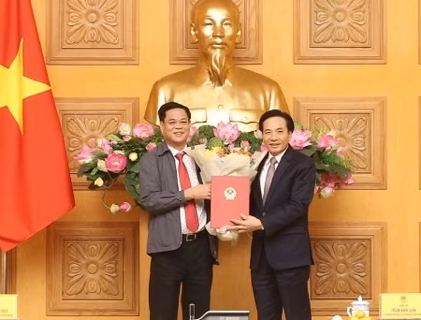 Bí thư Đảng ủy Khối các cơ quan Trung ương Huỳnh Tấn Việt trao Quyết định chỉ định Bí thư Đảng ủy Văn phòng Chính phủ nhiệm kỳ 2020-2025 đối với ông Trần Văn Sơn (phải)