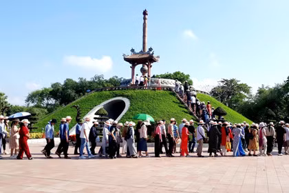 Thành Cổ Quảng Trị - biểu tượng của ký ức chiến tranh và khát vọng hòa bình, đang trở thành điểm đến đặc biệt trên hành trình du lịch tri ân của du khách cả nước.