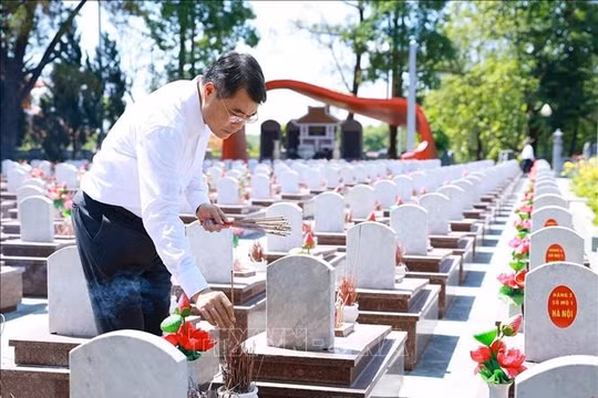 Thủ tướng Lê Minh Hưng tưởng niệm các anh hùng liệt sĩ tại các 'địa chỉ đỏ' ở Quảng Trị