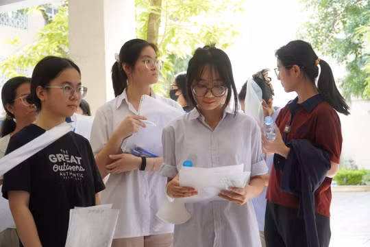 Thí sinh trắng đêm lên Hà Nội để bước vào cuộc đua đánh giá năng lực sư phạm khốc liệt