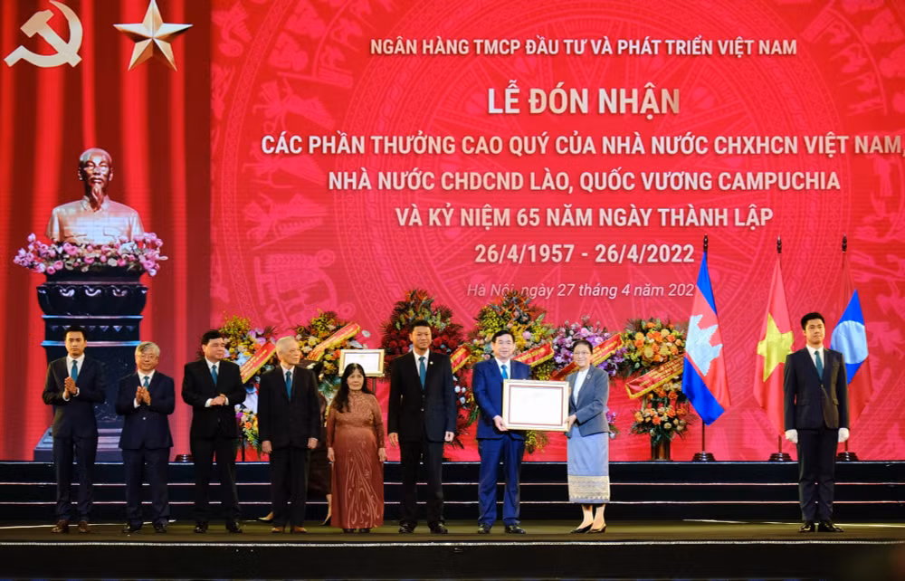 bidv don nhan cac phan thuong cao quy nhan ky niem 65 nam ngay thanh lap hinh 2