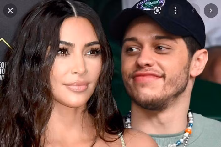 kim kardashian va pete davidson tinh tu o le trao giai mark twain 2022 hinh 5
