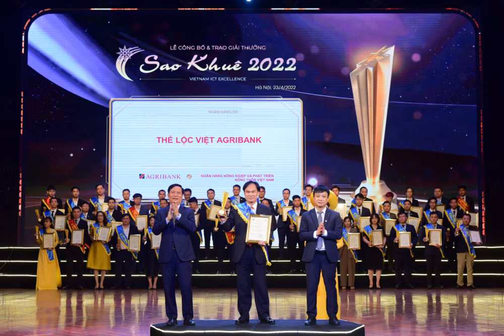 giai thuong sao khue 2022 vinh danh the agribank loc viet hinh 1