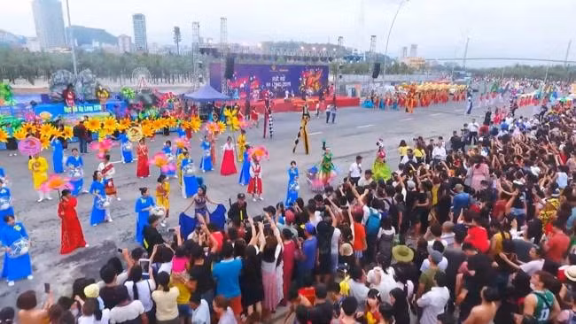 quang ninh thu hoi bien quang cao carnaval ha long 2022 vi loi phong nen hinh 4