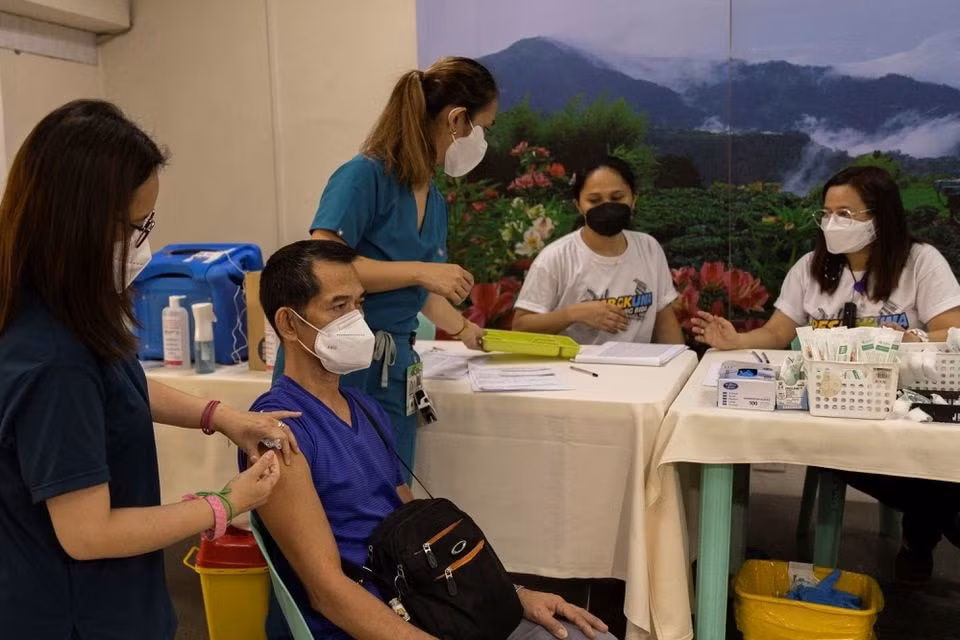 philippines bat dau trien khai mui tiem vac xin covid 19 tang cuong thu hai hinh 1