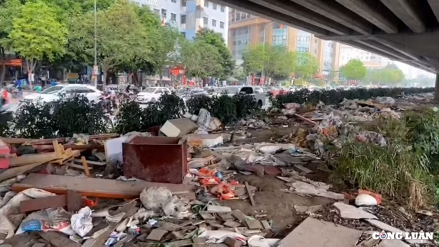 dai phan cach duong vanh dai 3 ha noi bi bien thanh bai do rac hinh 2