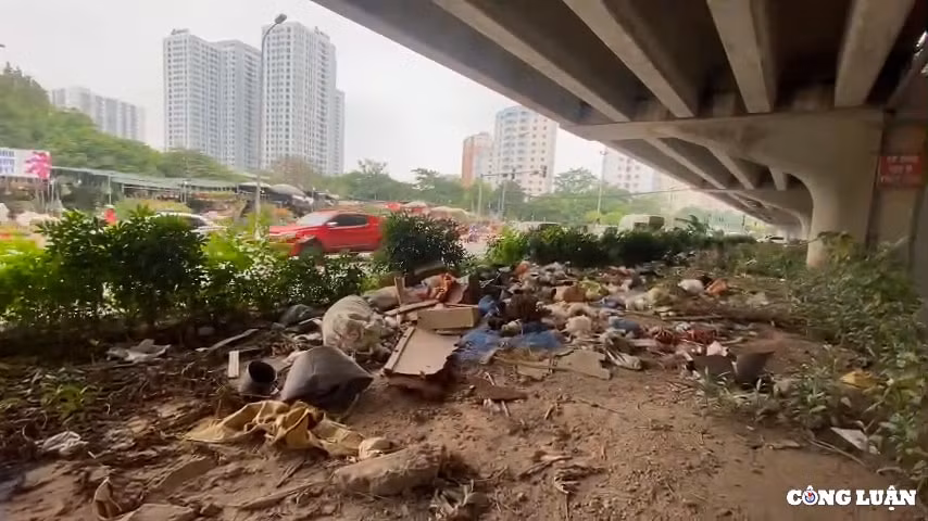 dai phan cach duong vanh dai 3 ha noi bi bien thanh bai do rac hinh 1