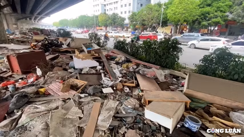 dai phan cach duong vanh dai 3 ha noi bi bien thanh bai do rac hinh 7