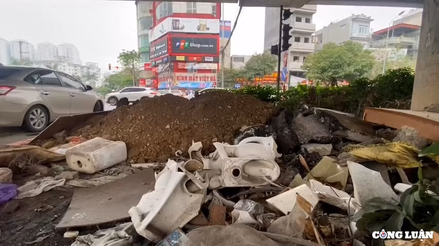 dai phan cach duong vanh dai 3 ha noi bi bien thanh bai do rac hinh 6