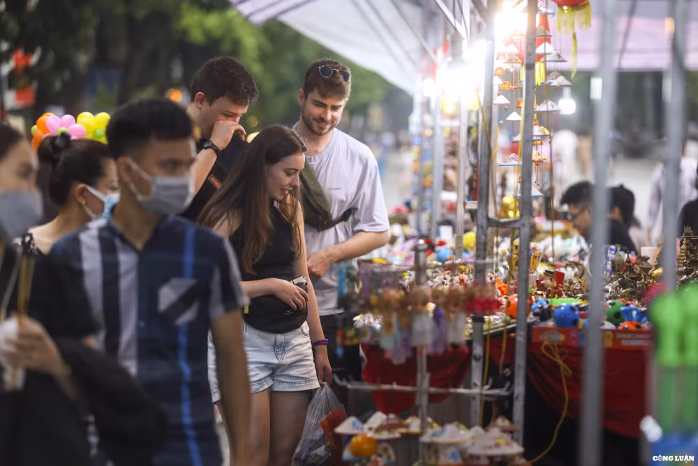 sau hon 1 thang mo cua du lich nhieu tuyen pho ha noi dong duc khach tay hinh 8