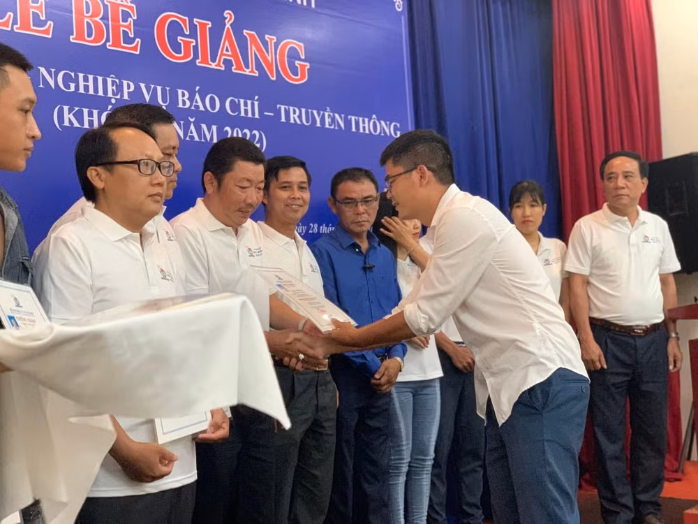 gan 100 phong vien nhan vien hoan thanh lop boi duong nghiep vu bao chi truyen thong hinh 2