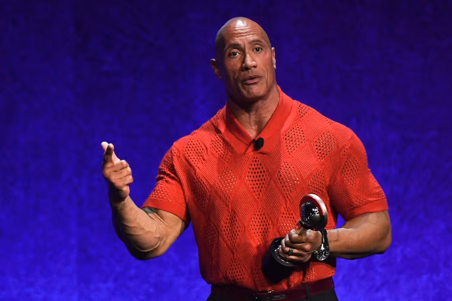the rock nhan giai bieu tuong giai tri cua hang warner bros hinh 1