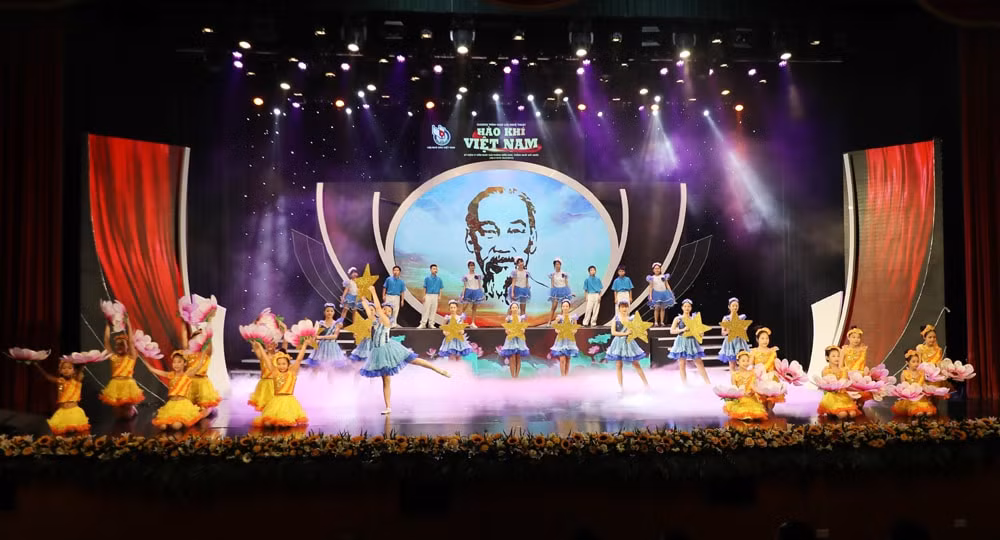 hao khi viet nam ton vinh bieu tuong sang ngoi cua chu nghia anh hung cach mang hinh 2