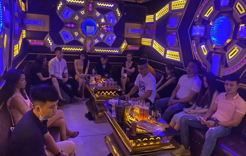 sau tiec cuoi nhom thanh nien ru nhau den quan karaoke tuong nga choi ma tuy hinh 1
