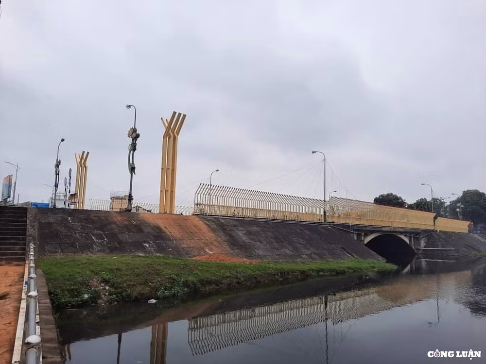 bi nguoi dan che xau tp dong ha thao do phan trang tri tren cau dai an hinh 1