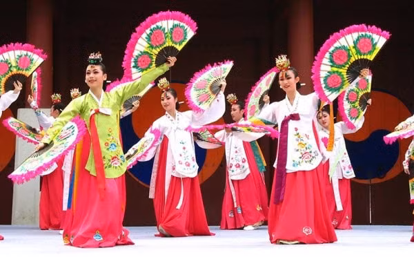 su kien van hoa noi bat trong tuan nhieu hoat dong huong ung ngay sach va van hoa doc lan thu nhat hinh 4