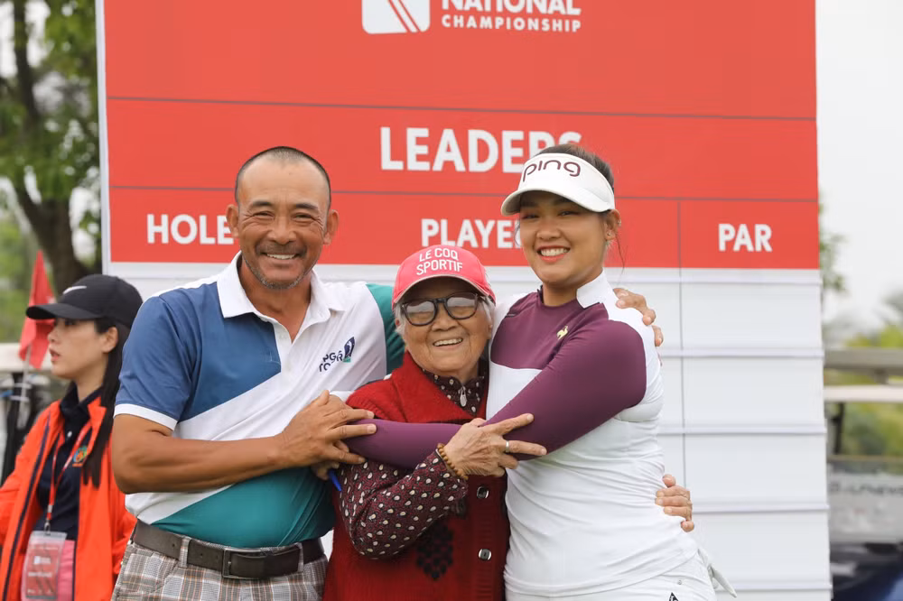 cac golfer nu thang hoa trong ngay thu 2 cua giai vo dich golf quoc gia hinh 3