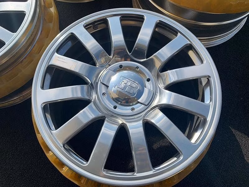 bo la zang thao xe bugatti veyron co gia dat ngang voi mot chiec xe the thao hinh 1