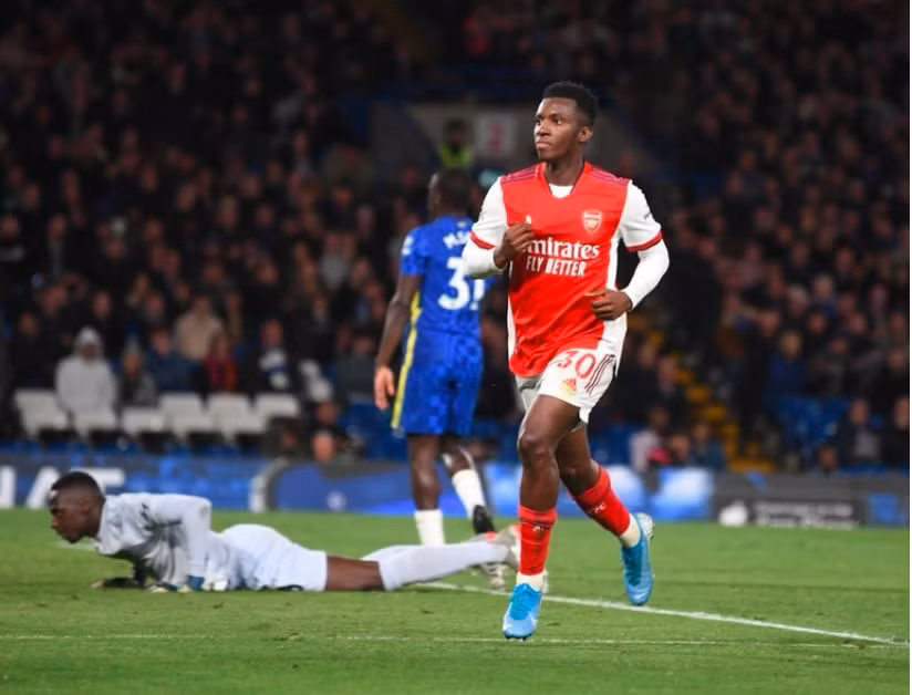 danh bai chelsea 4 2 arsenal noi rong khoang cach voi man utd hinh 3