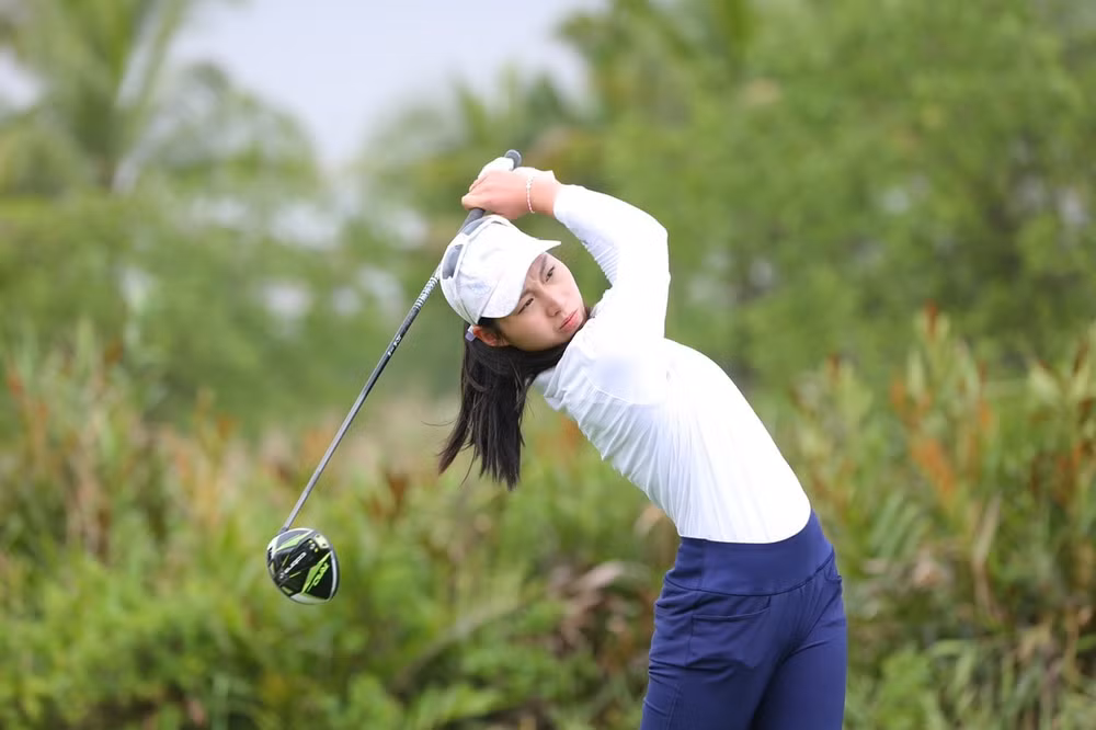 cac golfer nu thang hoa trong ngay thu 2 cua giai vo dich golf quoc gia hinh 1