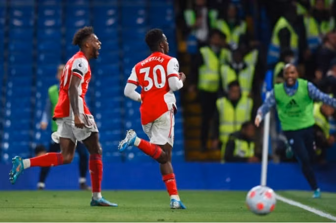 danh bai chelsea 4 2 arsenal noi rong khoang cach voi man utd hinh 1